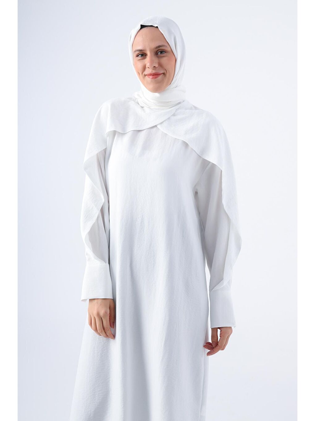 Beyaz Şık Düğme Detaylı Kolu Volanlı Tunik-4