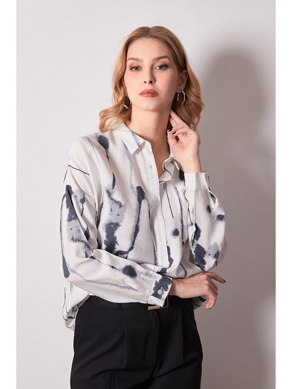 Ekru Batik Desenli Tek Cepli Oversize Gömlek
