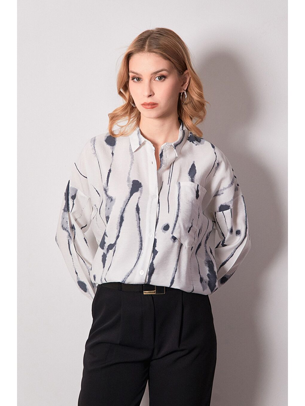 Ekru Batik Desenli Tek Cepli Oversize Gömlek-1
