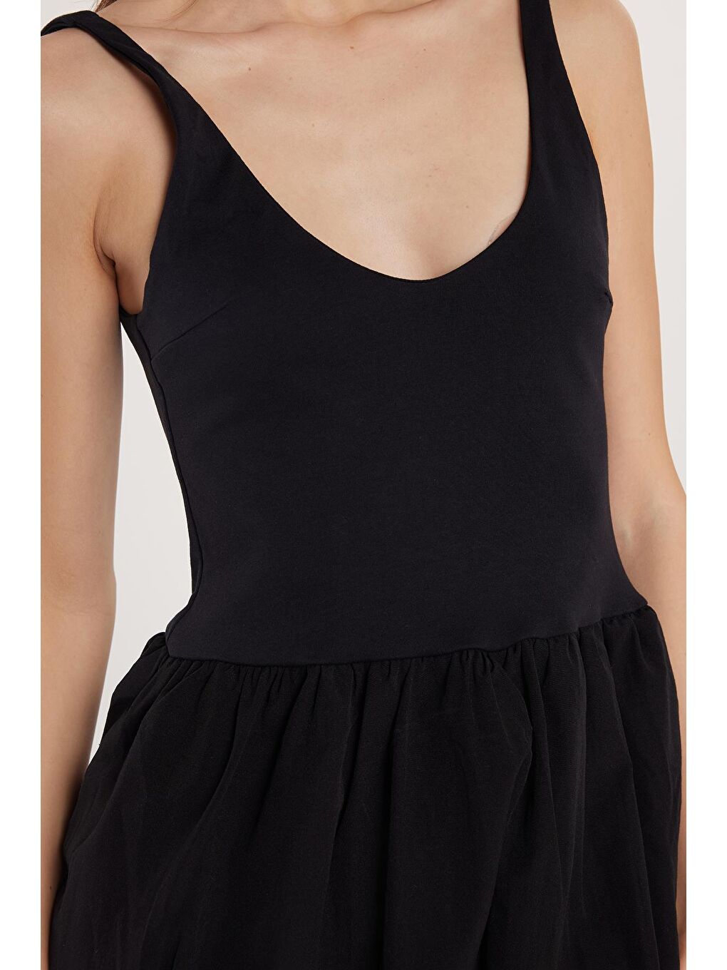 Kadın Slim Fit Dar Kesim İnce Askılı Balon Etek Siyah Elbise-2