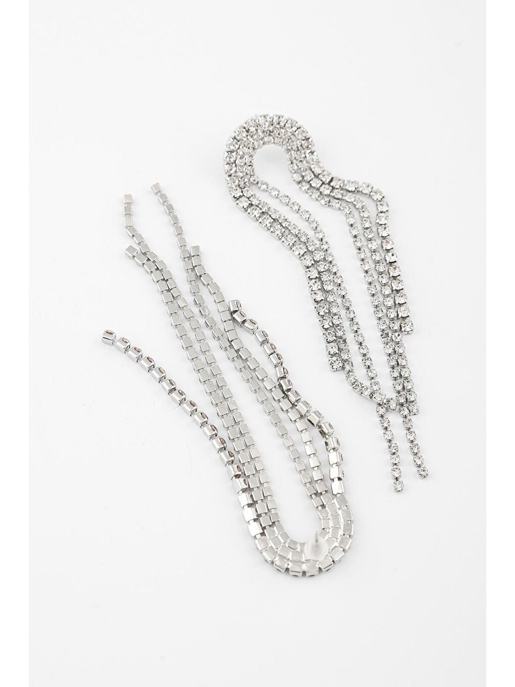 Gri Parlak Taşlı Püsküllü Sallantılı Abiye Küpe-1