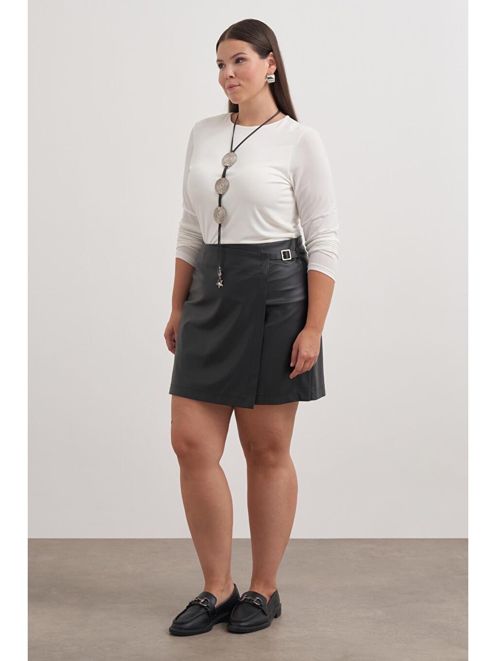 Siyah Kemer Toka Detaylı Deri Şort Etek-1