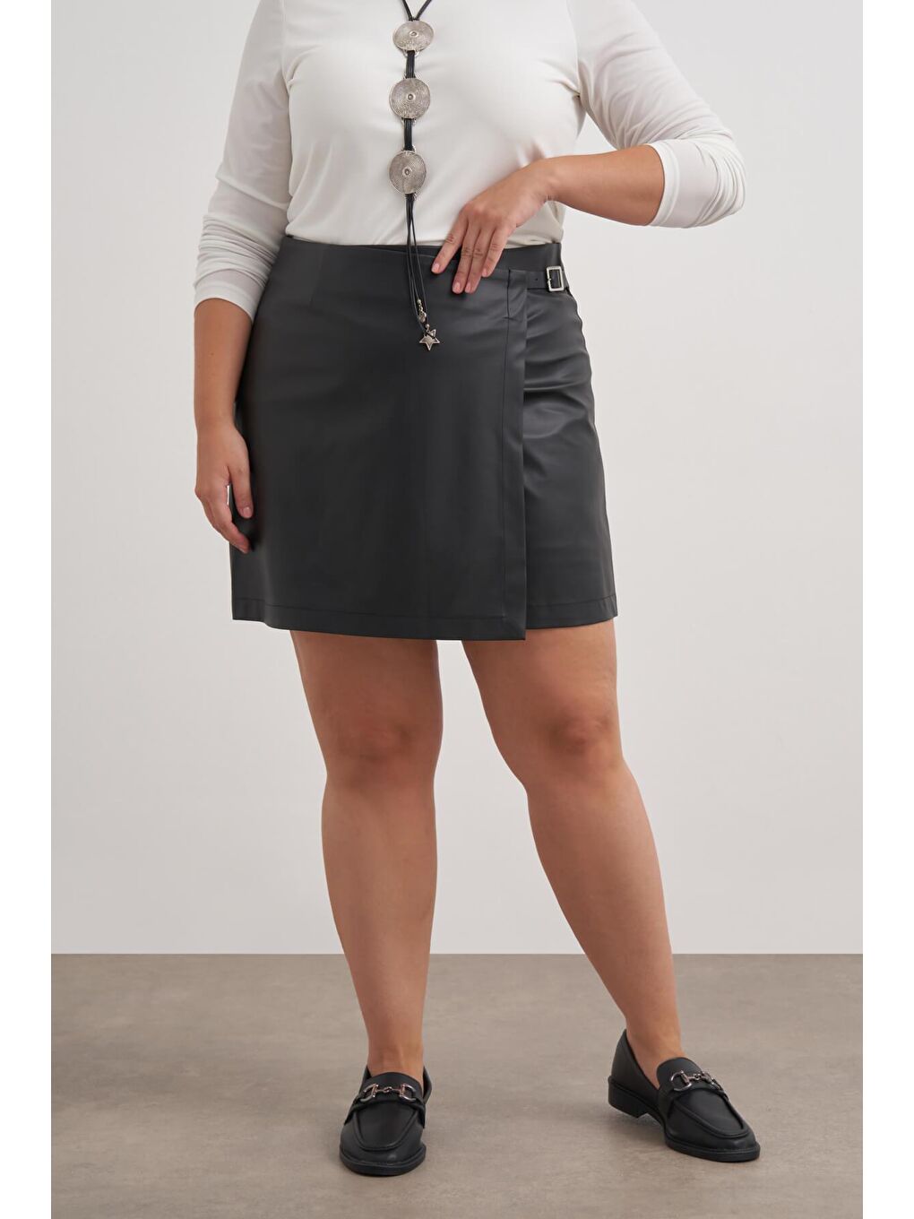 Siyah Kemer Toka Detaylı Deri Şort Etek-2