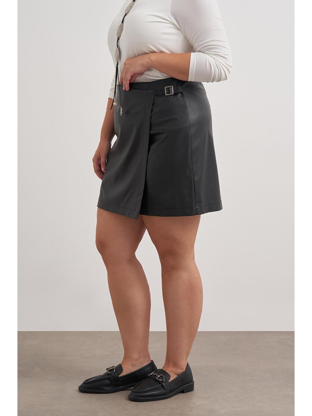 Siyah Kemer Toka Detaylı Deri Şort Etek-3