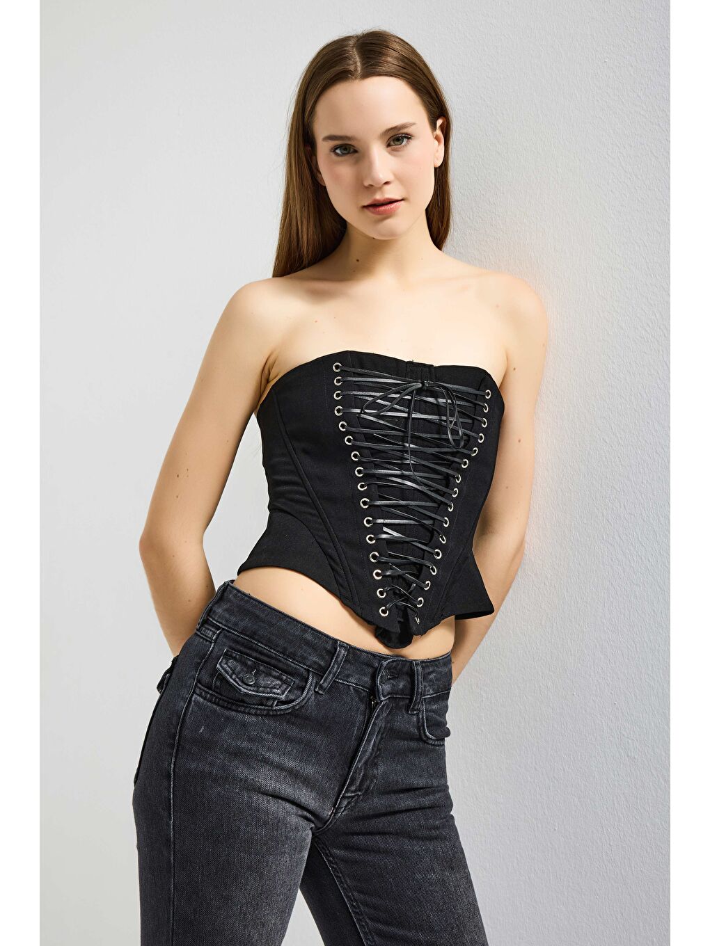 Kadın Siyah w5 Crop Kuş Gözü ve Bağcık Detaylı Straptez Özel Tasarım Büstiyer