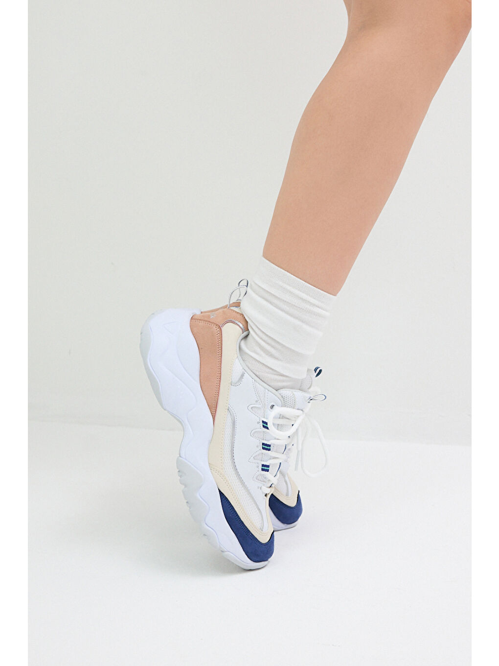 Kadın Beyaz Lacivert Rahat Kalıp Yüksek Taban Bağcıklı Spor Ayakkabı-2