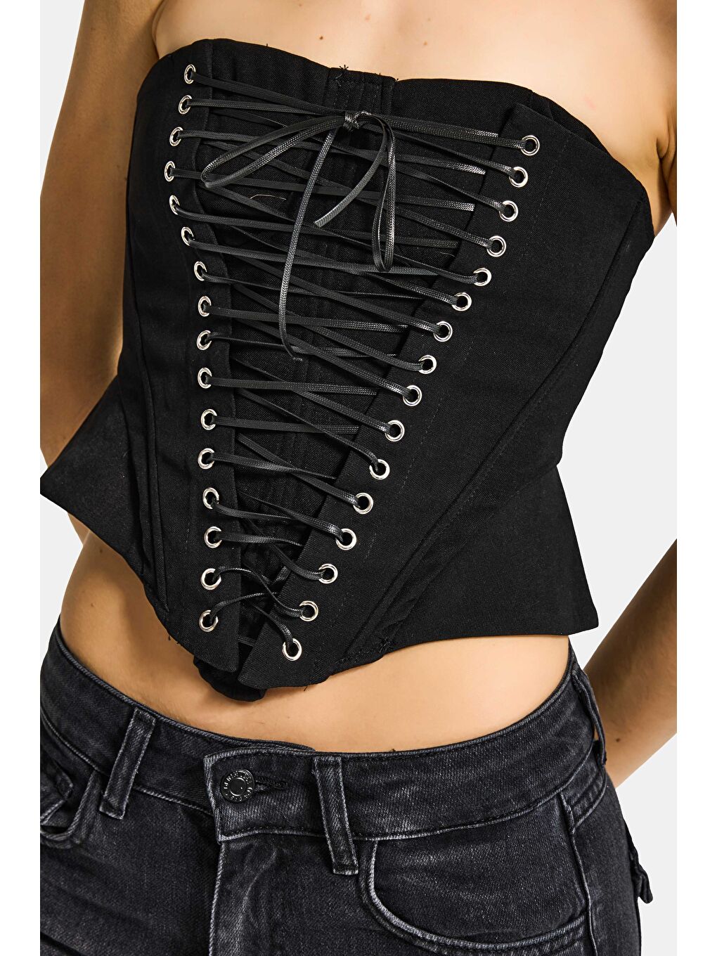 Kadın Siyah w5 Crop Kuş Gözü ve Bağcık Detaylı Straptez Özel Tasarım Büstiyer-2