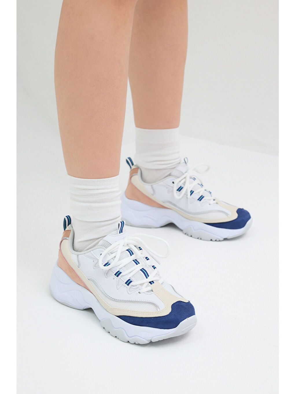 Kadın Beyaz Lacivert Rahat Kalıp Yüksek Taban Bağcıklı Spor Ayakkabı-3