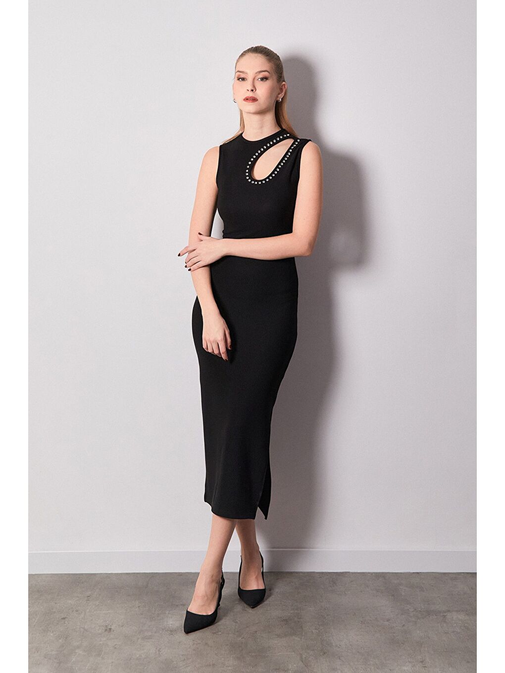 Siyah Fitilli Omzu Pencere Detaylı Taşlı Elbise