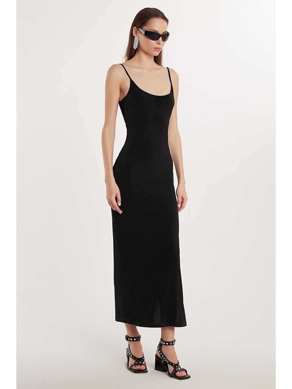 Kadın Slim Fit Dar Kesim İnce Askılı Sandy Kumaş Siyah U Yaka Uzun Elbise