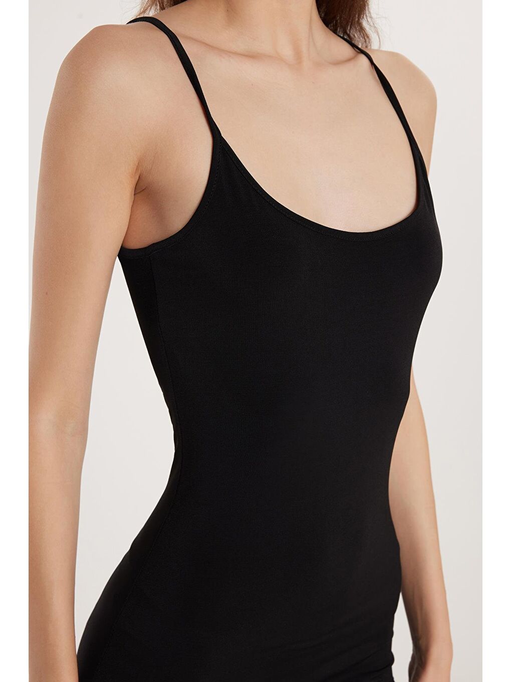 Kadın Slim Fit Dar Kesim İnce Askılı Sandy Kumaş Siyah U Yaka Uzun Elbise-2