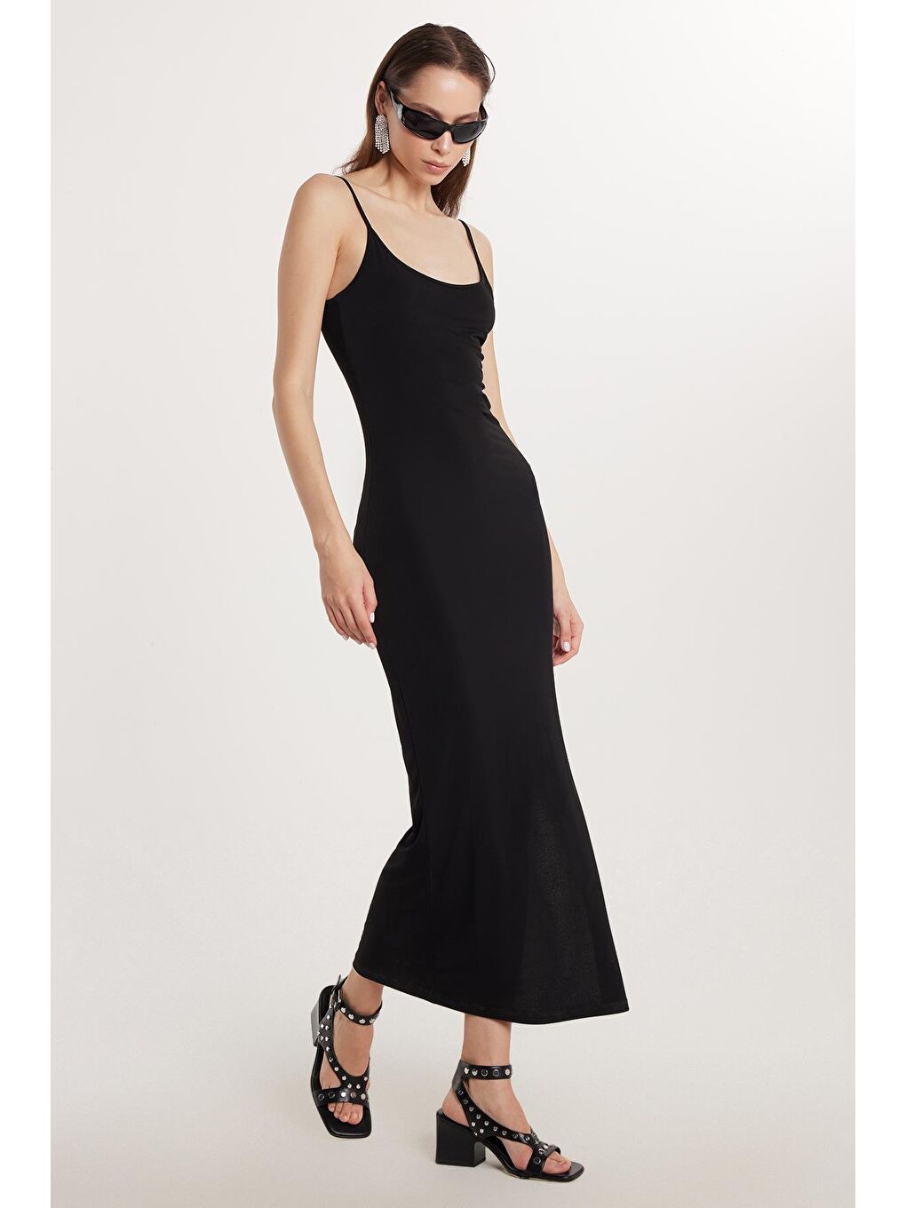 Kadın Slim Fit Dar Kesim İnce Askılı Sandy Kumaş Siyah U Yaka Uzun Elbise-3