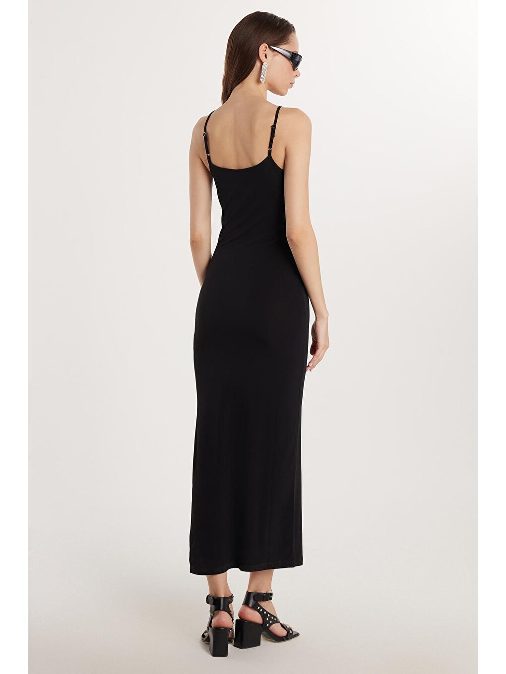 Kadın Slim Fit Dar Kesim İnce Askılı Sandy Kumaş Siyah U Yaka Uzun Elbise-4