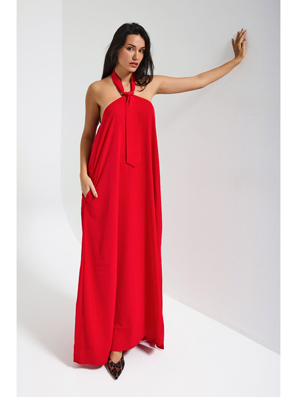 Kırmızı Kadın Kırmız Renk Bol Kesim Kravat Detaylı Boyundan Bağlamalı Tasarım Elbise-2