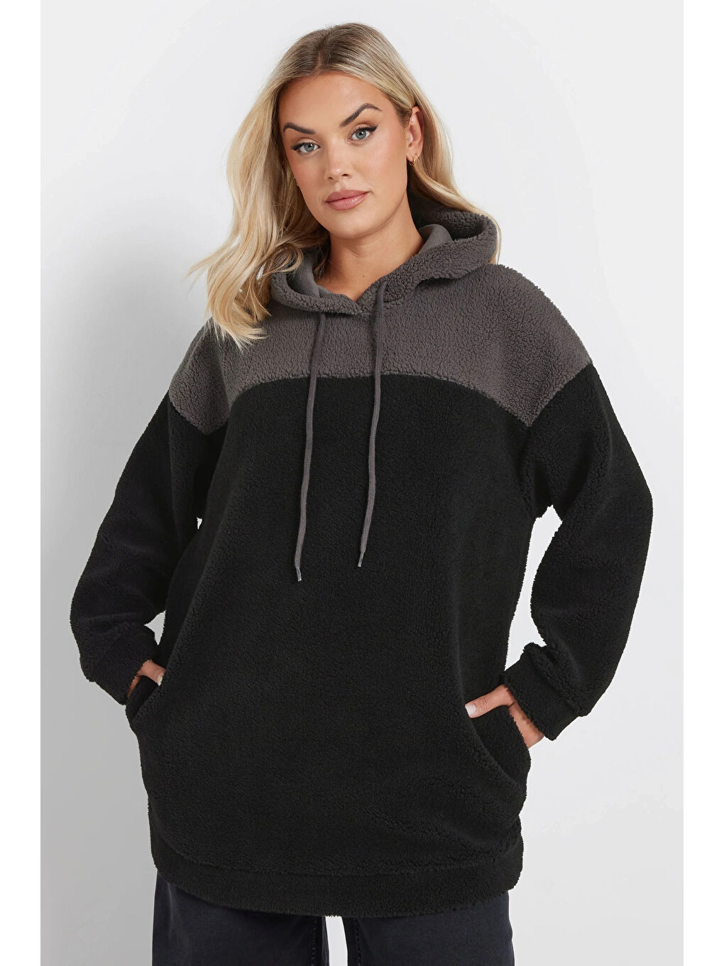 Stil Diva Siyah Büyük Beden Uzun Kollu Kapüşonlu ve Cepli Pelüş Sweatshirt 303790