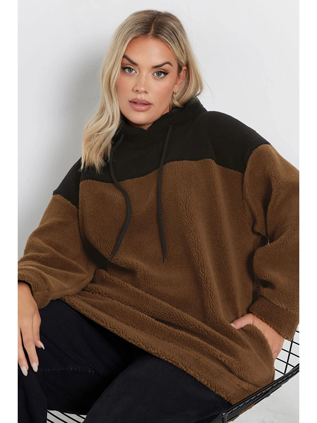 Kahverengi Büyük Beden Uzun Kollu Kapüşonlu ve Cepli Pelüş Sweatshirt 303794-1