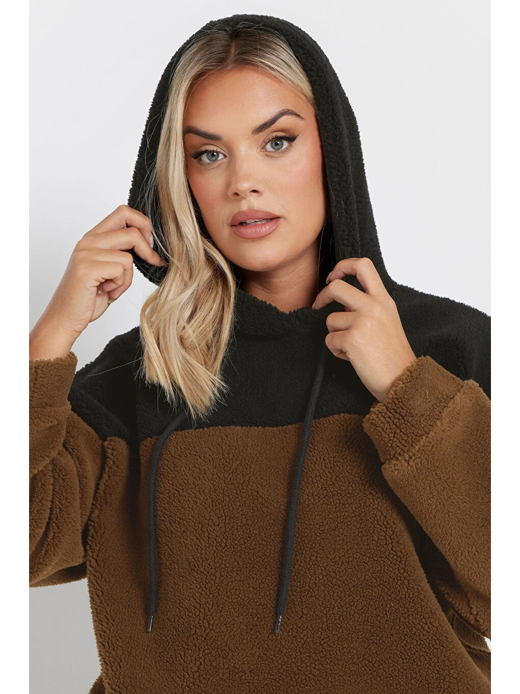 Kahverengi Büyük Beden Uzun Kollu Kapüşonlu ve Cepli Pelüş Sweatshirt 303794-3