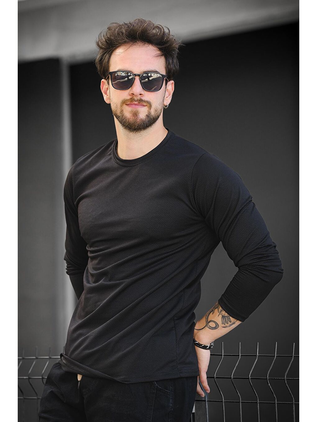 Siyah Betti Slim Fit Elastanlı Petek Kumaş Bisiklet Yaka Erkek Uzun Kol Tshirt-3