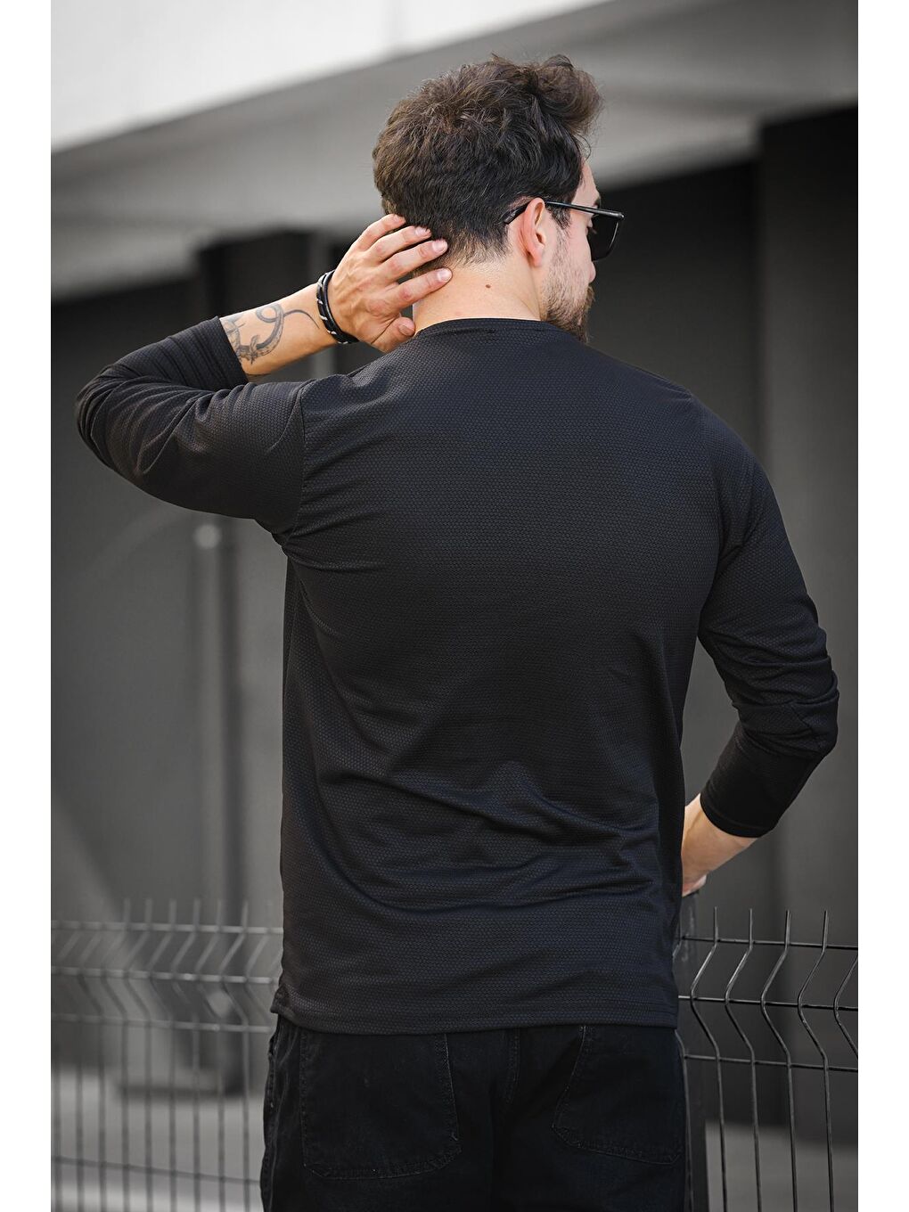 Siyah Betti Slim Fit Elastanlı Petek Kumaş Bisiklet Yaka Erkek Uzun Kol Tshirt-4