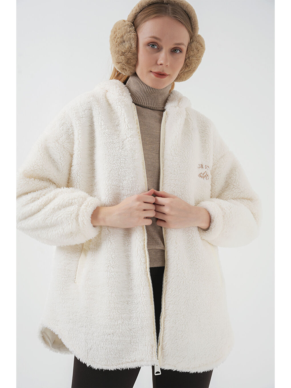 9102 Oversize Kapüşonlu Beyaz Pelüş Kaban-3