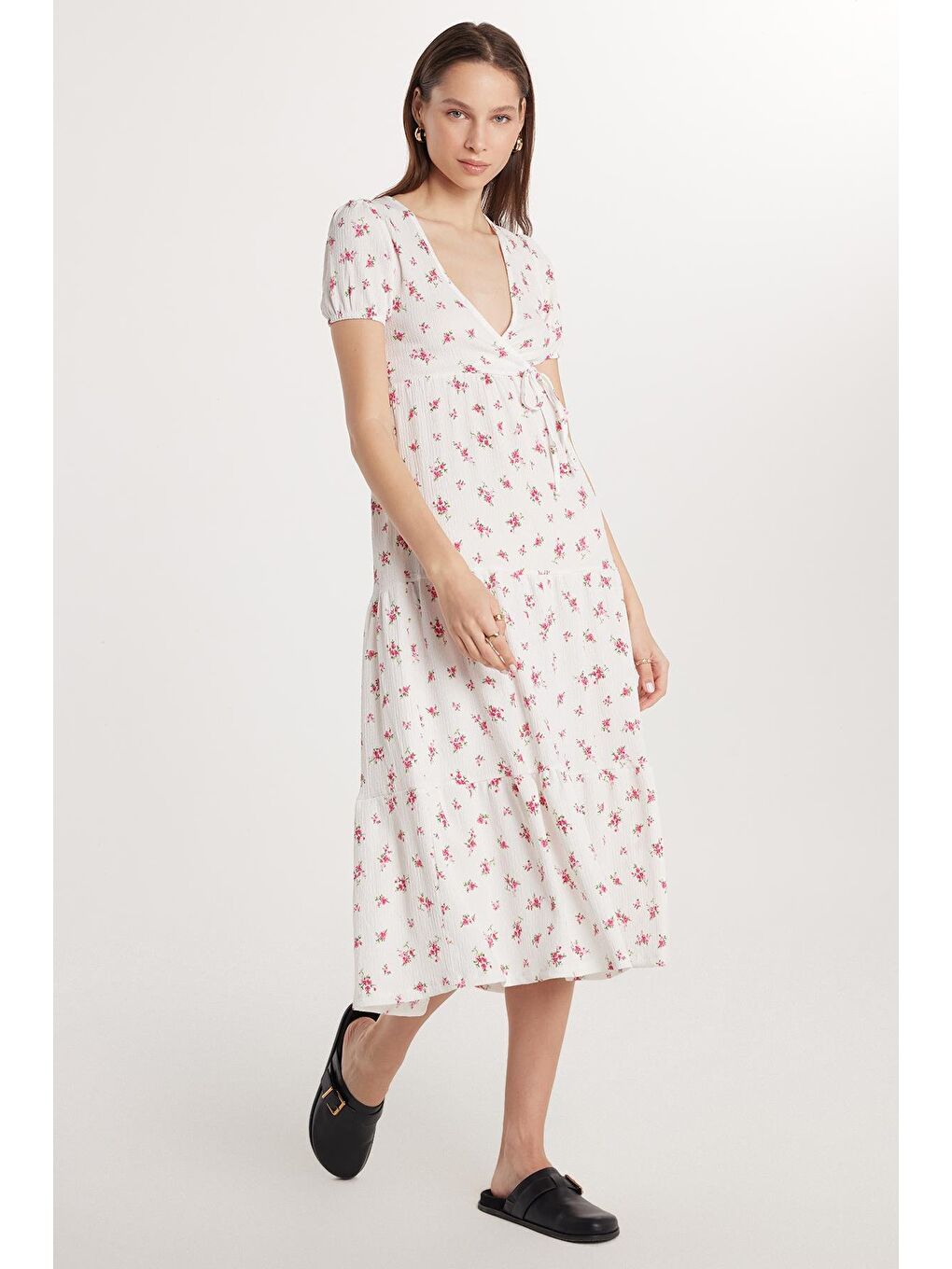 Kadın Slim Fit Dar Kesim Kısa Kollu Baskılı Gofre V Yaka Beyaz Elbise