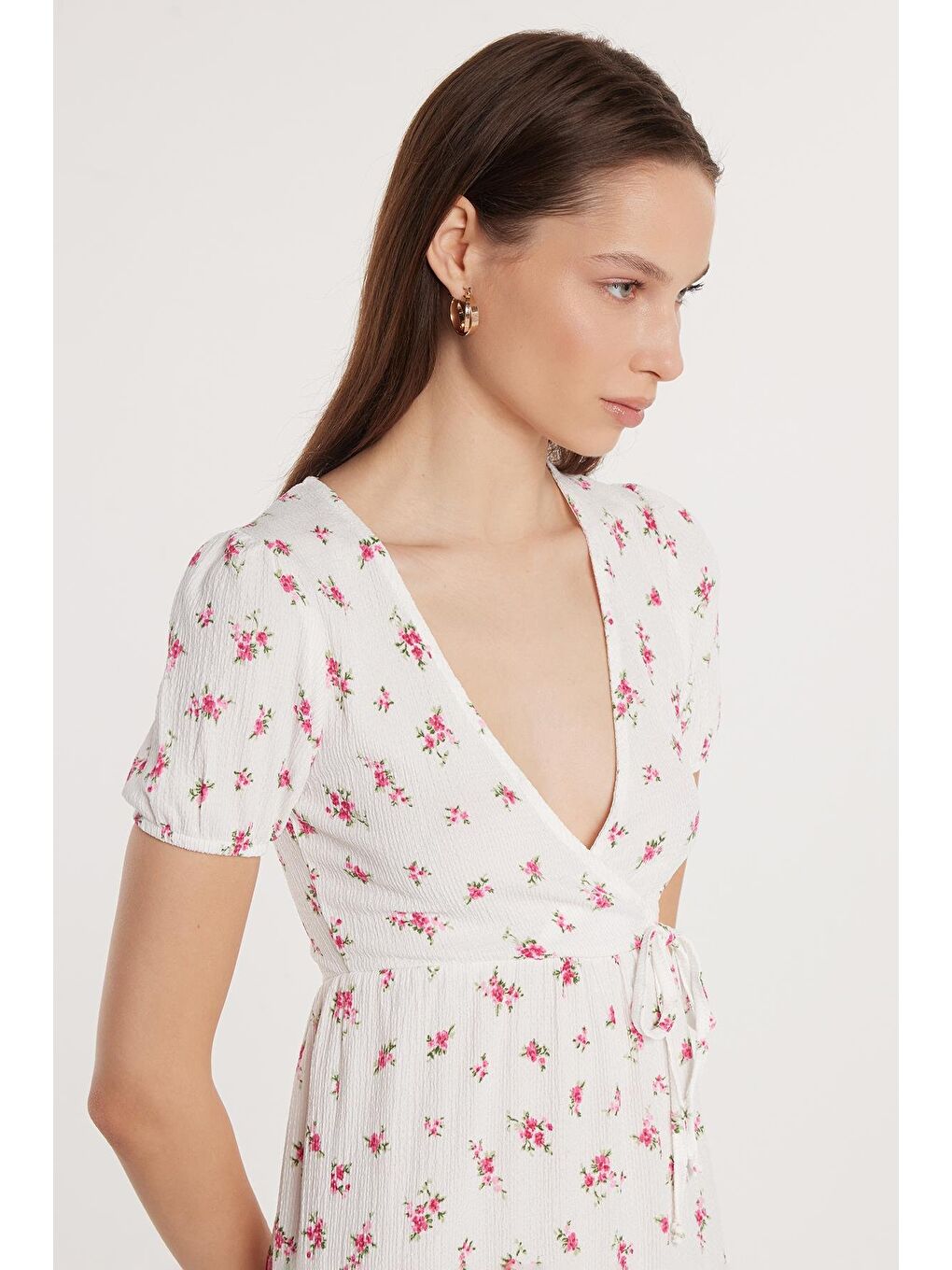 Kadın Slim Fit Dar Kesim Kısa Kollu Baskılı Gofre V Yaka Beyaz Elbise-1