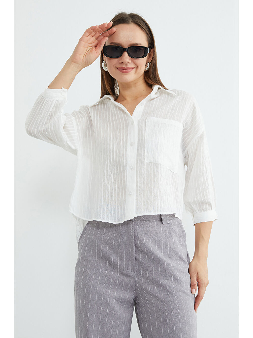 Beyaz Çizgili Jakarlı Tek Cepli Gömlek-1