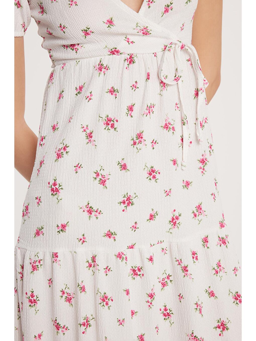 Kadın Slim Fit Dar Kesim Kısa Kollu Baskılı Gofre V Yaka Beyaz Elbise-2