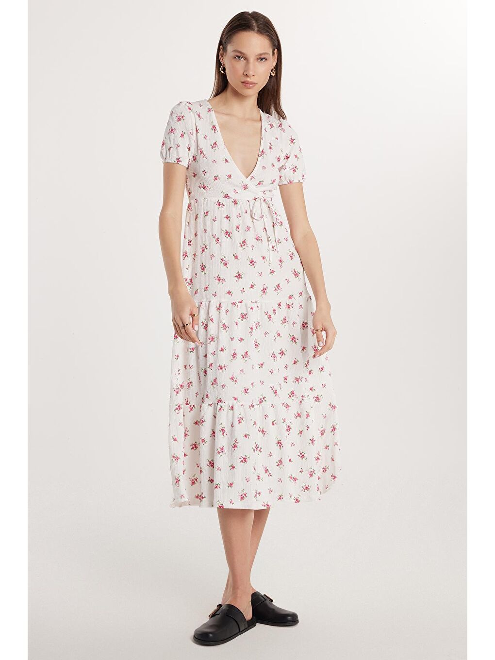 Kadın Slim Fit Dar Kesim Kısa Kollu Baskılı Gofre V Yaka Beyaz Elbise-3