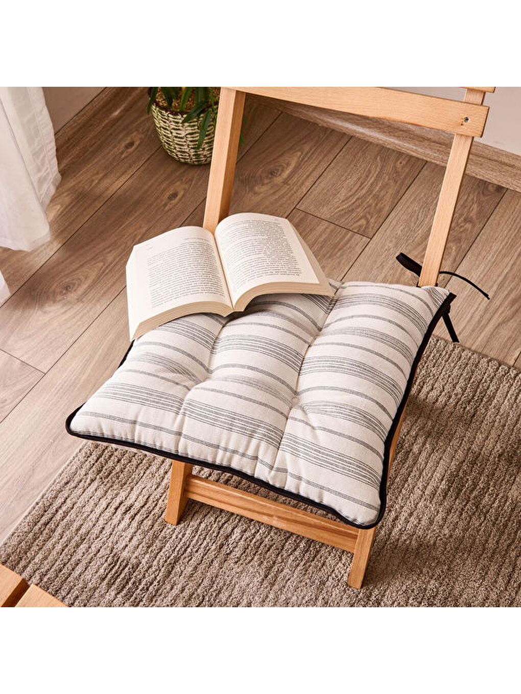 Lila Soft Soro Sandalye Minderi - Ekru / Siyah - 43x43 cm