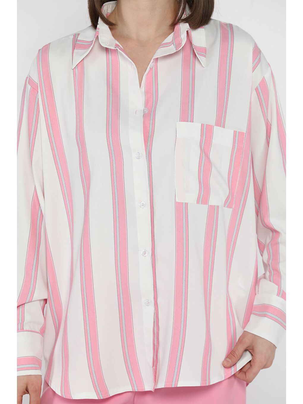 Beyaz Kadın Tek Cepli Çizgi Desenli Salaş Gömlek-3