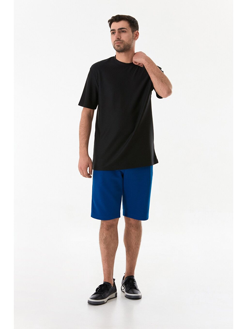 Siyah Jakarlı Bisiklet Yaka Tişört-1