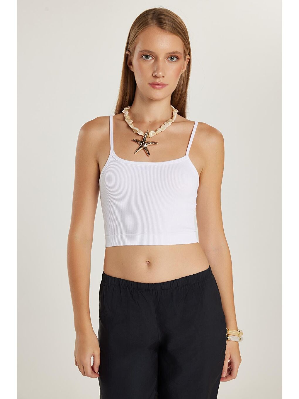 Kadın Slim Fit Dar Kesim İnce Askılı U Yaka Beyaz Crop Atlet-1