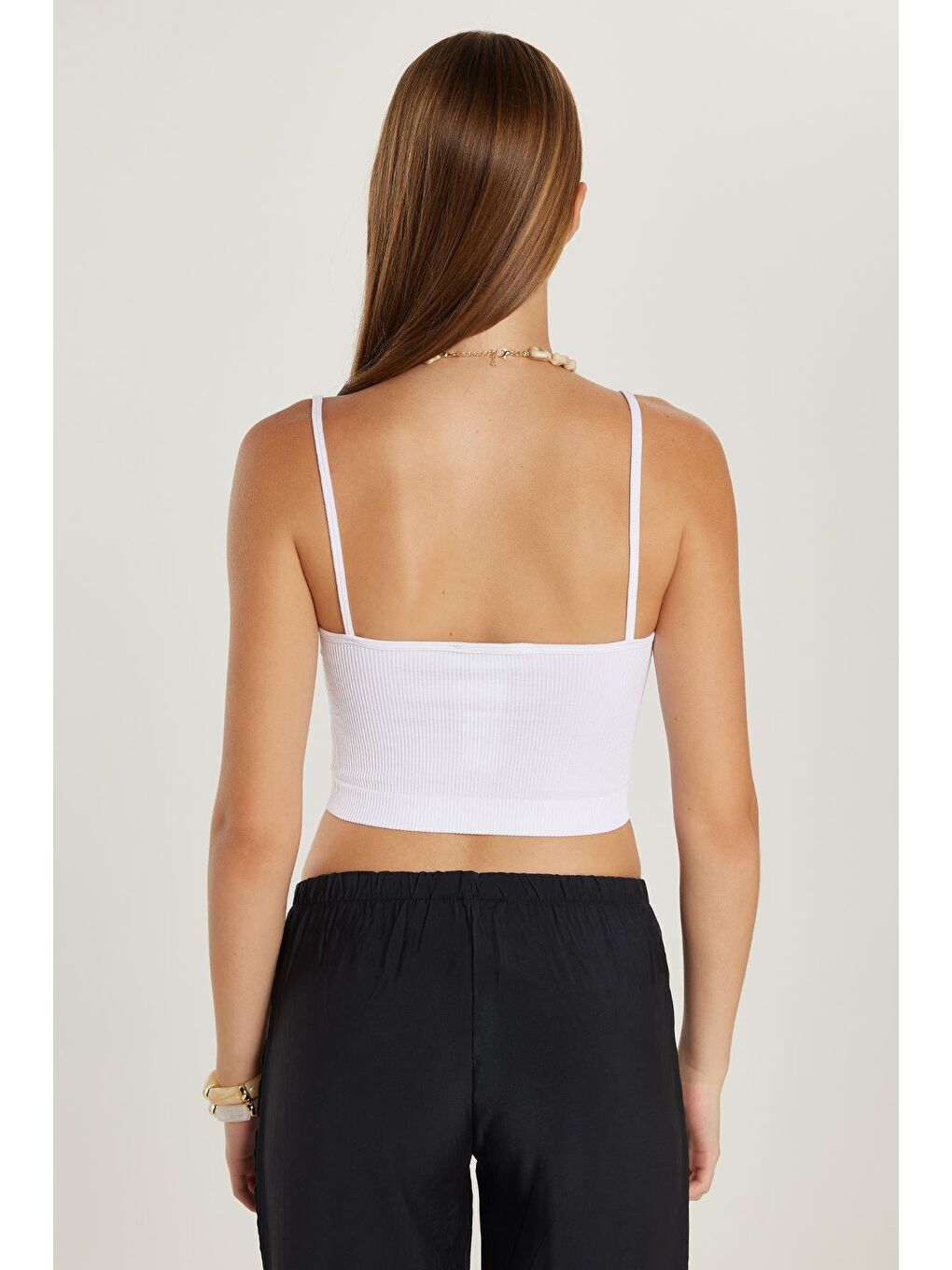 Kadın Slim Fit Dar Kesim İnce Askılı U Yaka Beyaz Crop Atlet-4