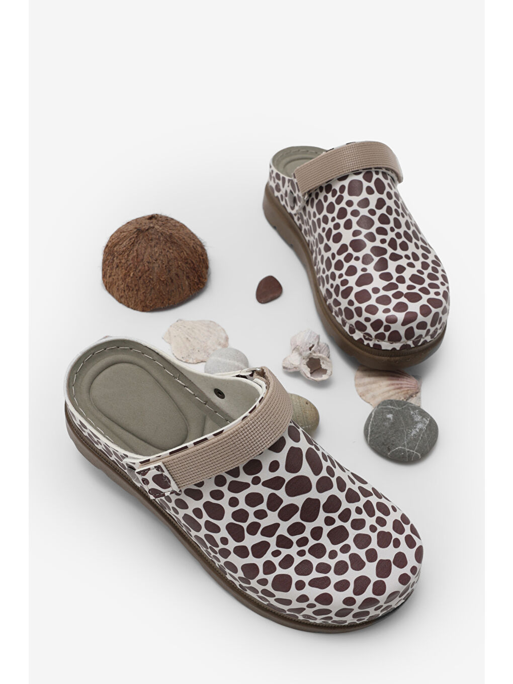 Kadın Kahverengi Rahat Kalıp Şeritli Desenli Sandalet