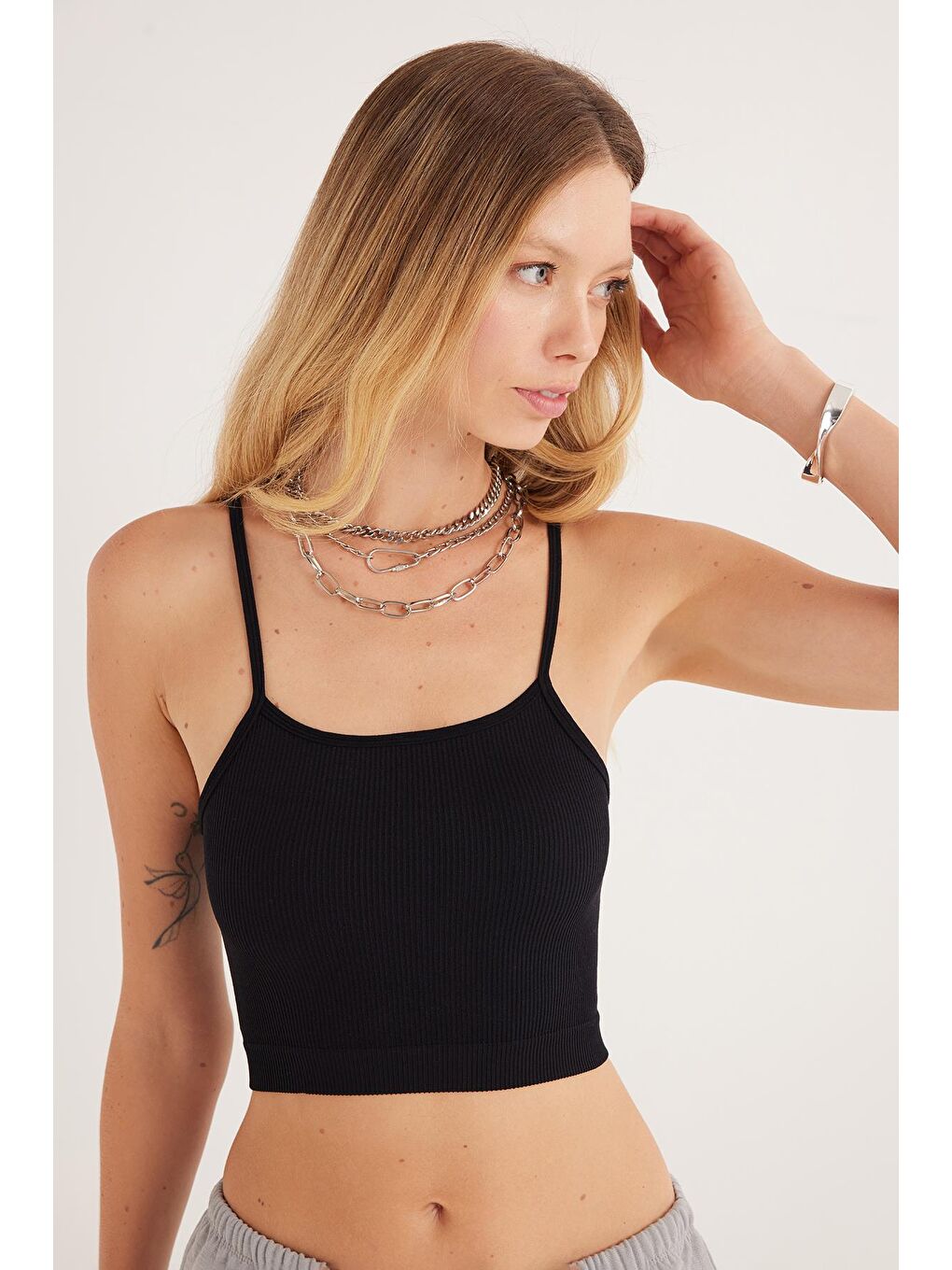 Kadın Slim Fit Dar Kesim İnce Askılı U Yaka Siyah Crop Atlet-1