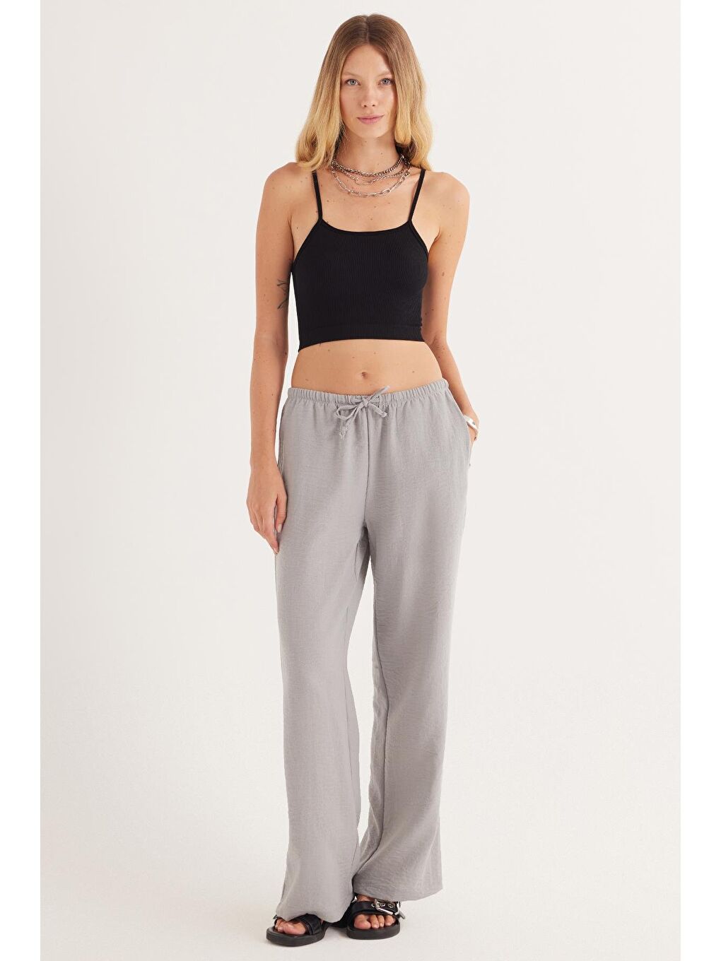 Kadın Slim Fit Dar Kesim İnce Askılı U Yaka Siyah Crop Atlet-3