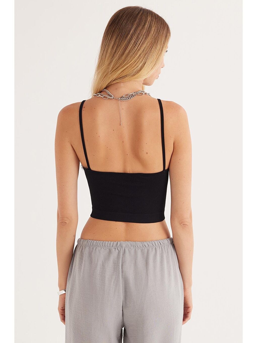 Kadın Slim Fit Dar Kesim İnce Askılı U Yaka Siyah Crop Atlet-6