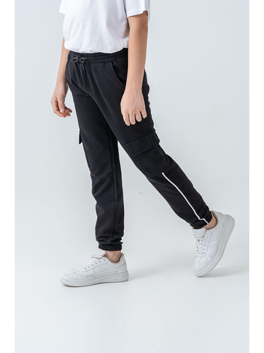 Siyah Çift Kargo Cepli Sağ Cep Baskılı Çift Bacak Biyeli Erkek Çocuk Eşofman Altı-1