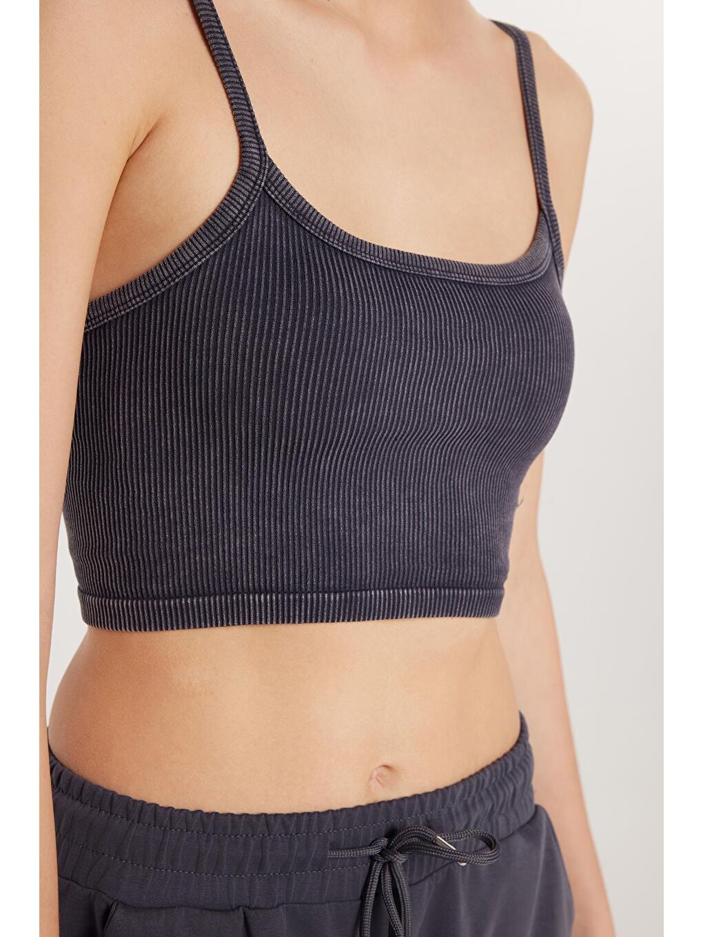 Kadın Slim Fit Kare Yaka Düz Basic Antrasit Crop Atlet-2