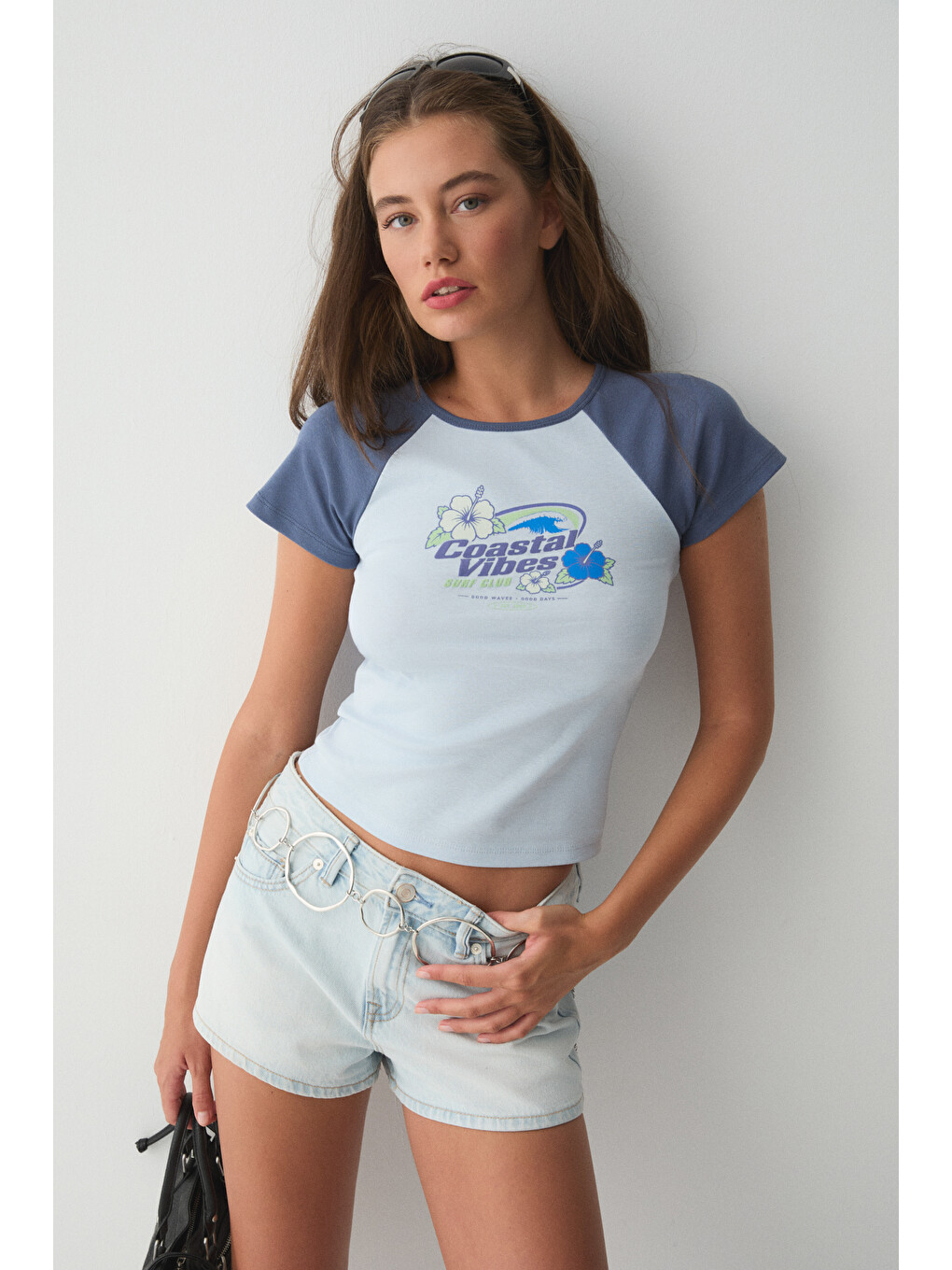 Surfer Kadın Yumuşak Ve Esnek Kumaşlı Kontrast Renkli Baskı Detaylı Mavi-lacivert T-shirt-1