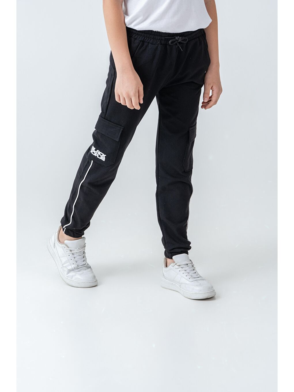 Siyah Çift Kargo Cepli Sağ Cep Baskılı Çift Bacak Biyeli Erkek Çocuk Eşofman Altı-2