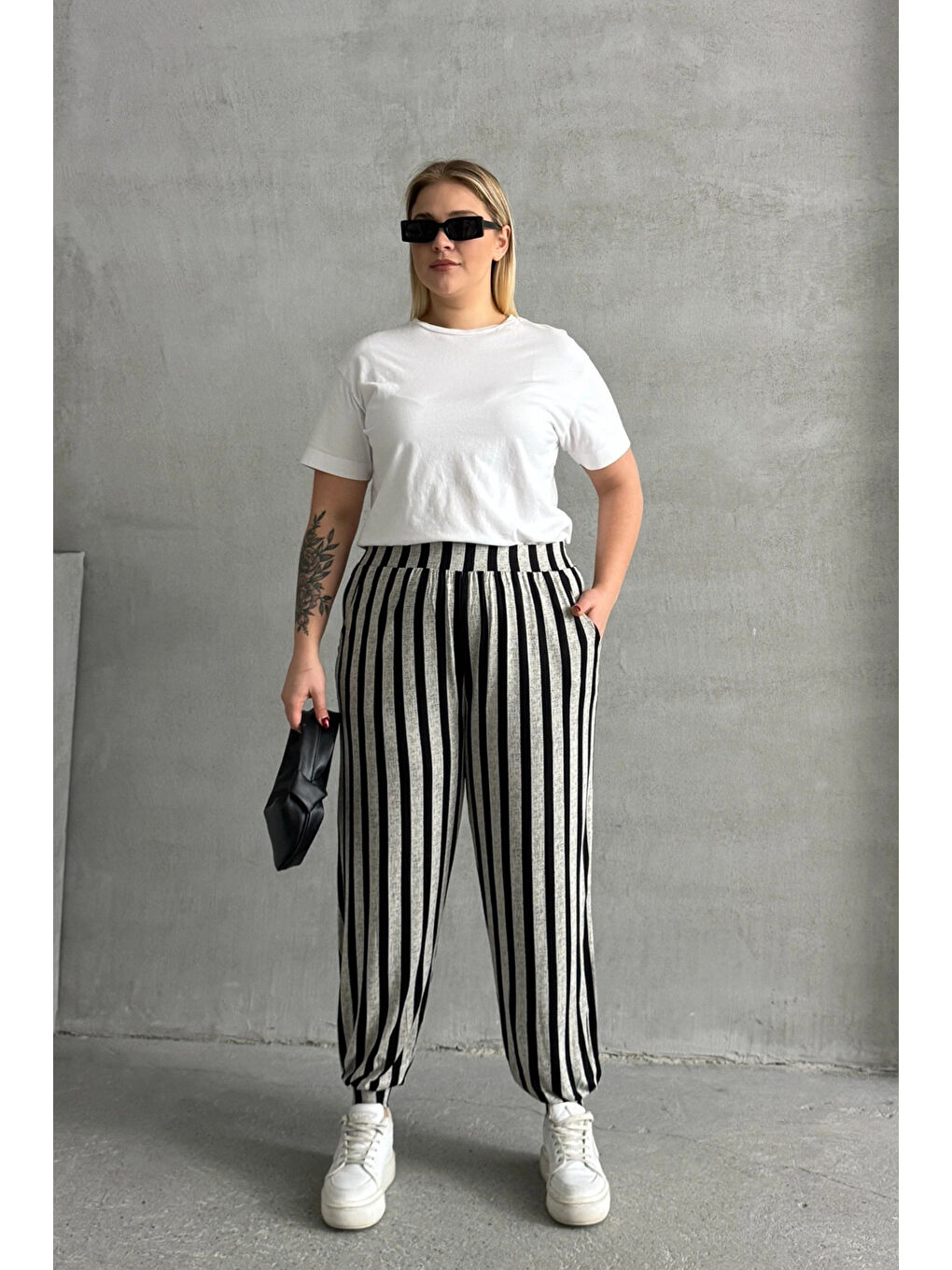 Siyah Büyük Beden Beli ve Paçası Lastikli Çizgili Cepli Pantolon 89-70-1