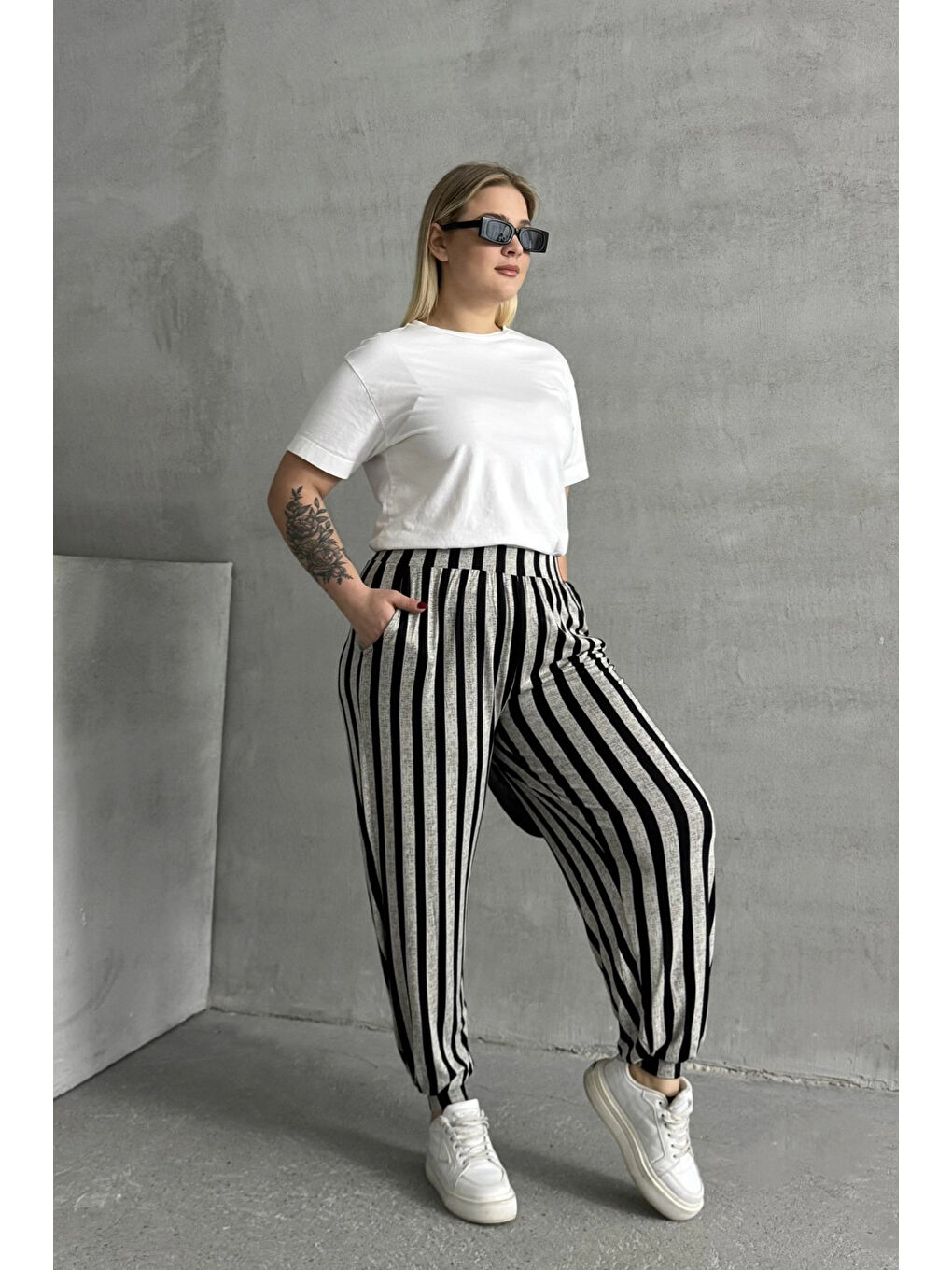 Siyah Büyük Beden Beli ve Paçası Lastikli Çizgili Cepli Pantolon 89-70-3