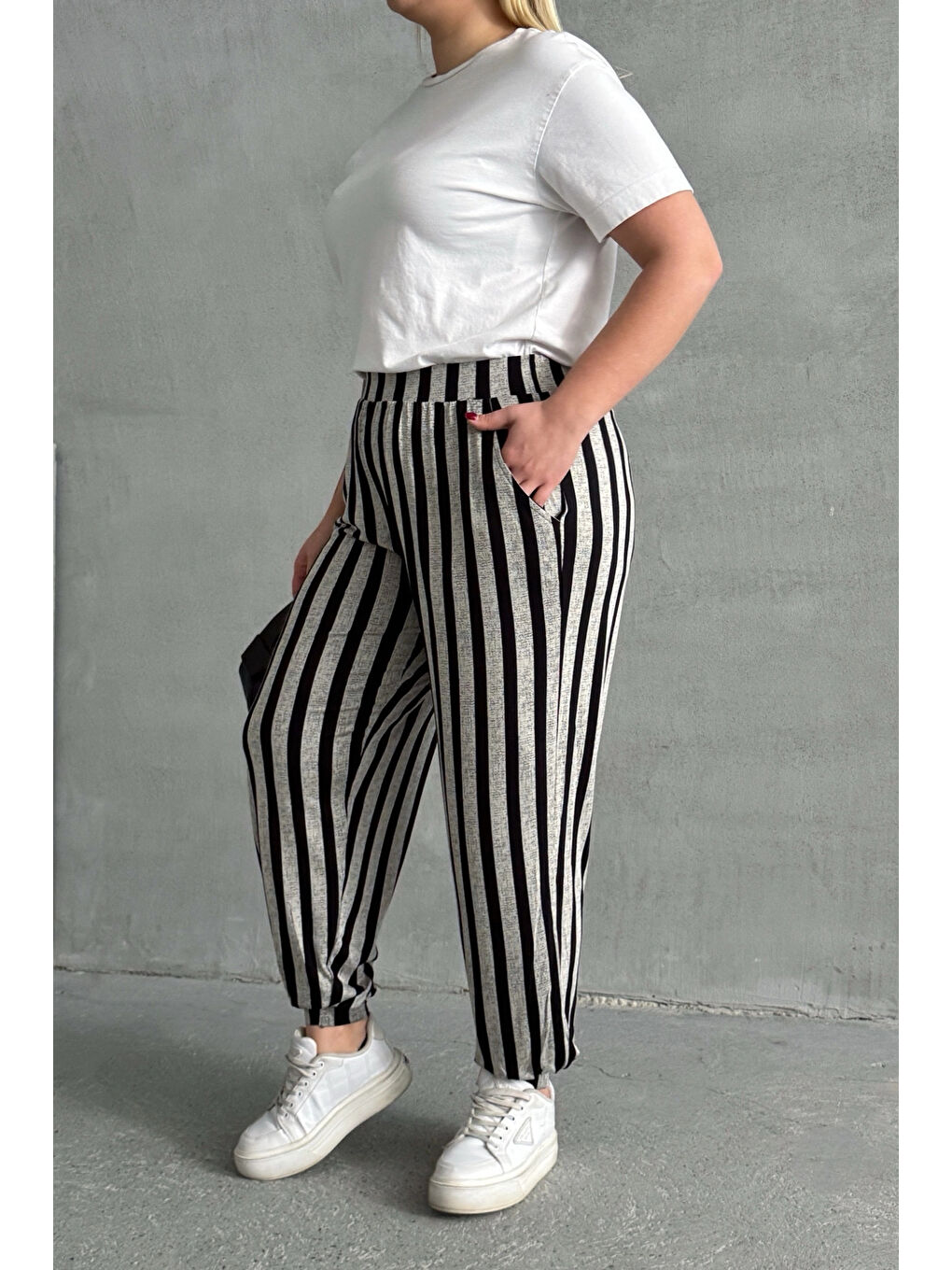 Siyah Büyük Beden Beli ve Paçası Lastikli Çizgili Cepli Pantolon 89-70-4