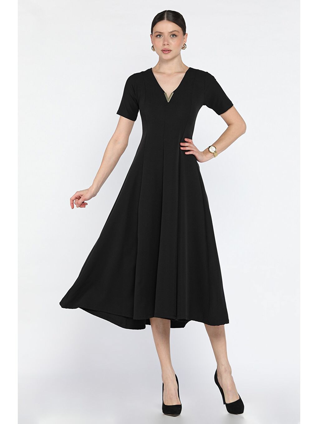 Siyah V Yaka Aksesuarlı Kısa Kol Elbise