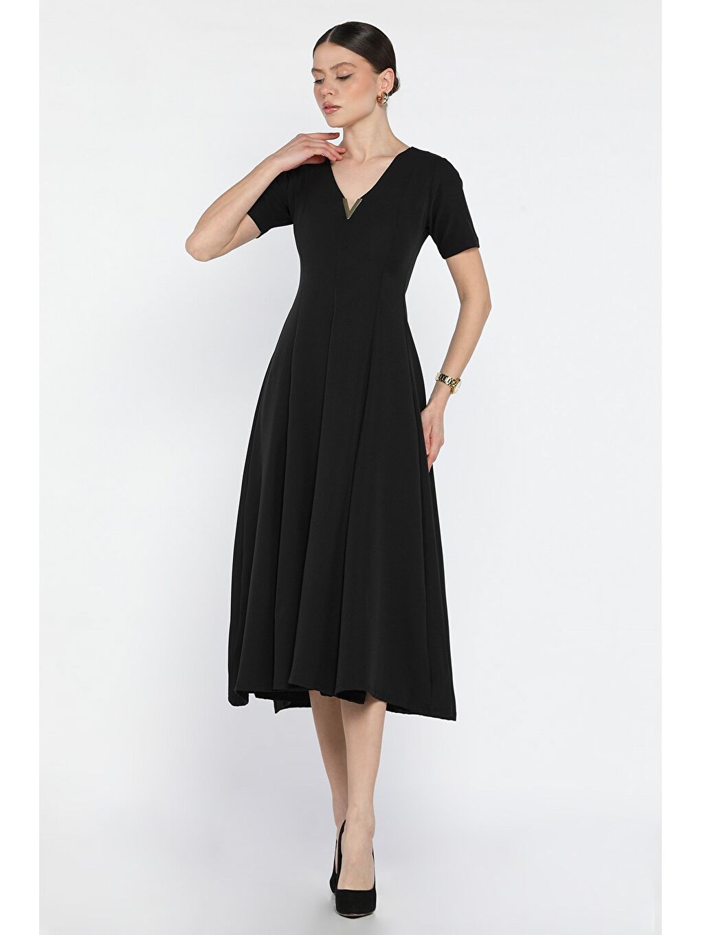 Siyah V Yaka Aksesuarlı Kısa Kol Elbise-1