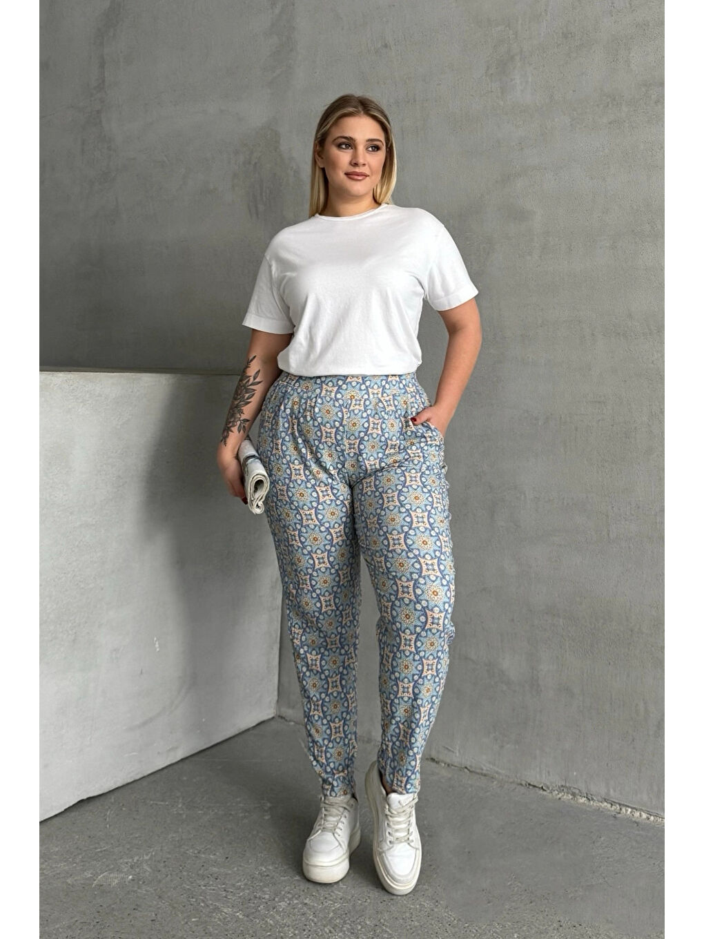 Mavi Büyük Beden Beli ve Paçası Lastikli Desenli Cepli Pantolon 303490-1