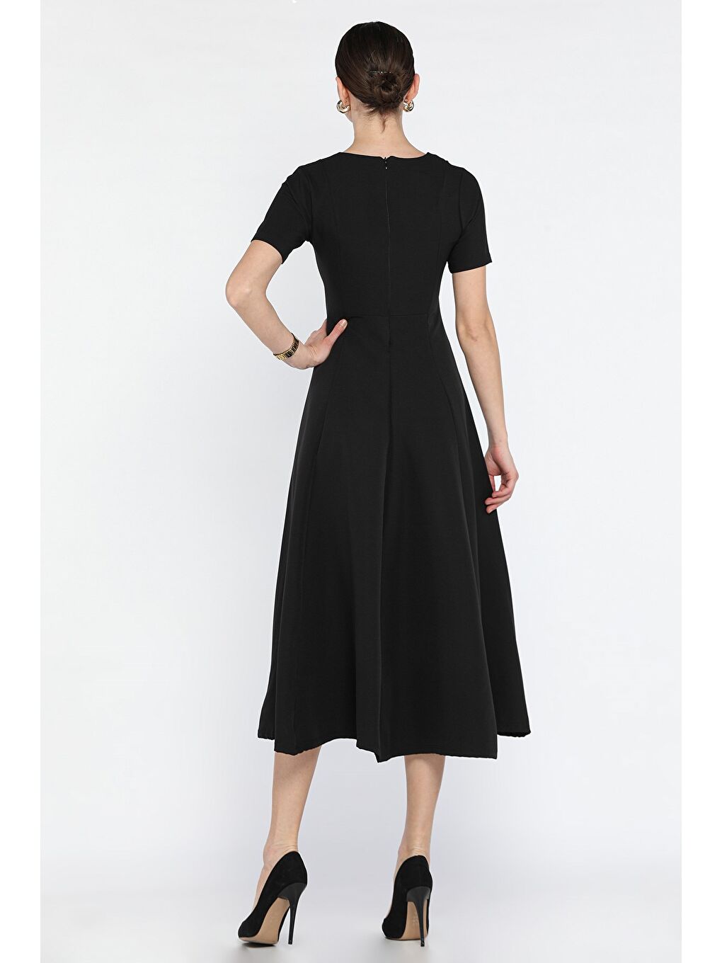 Siyah V Yaka Aksesuarlı Kısa Kol Elbise-2