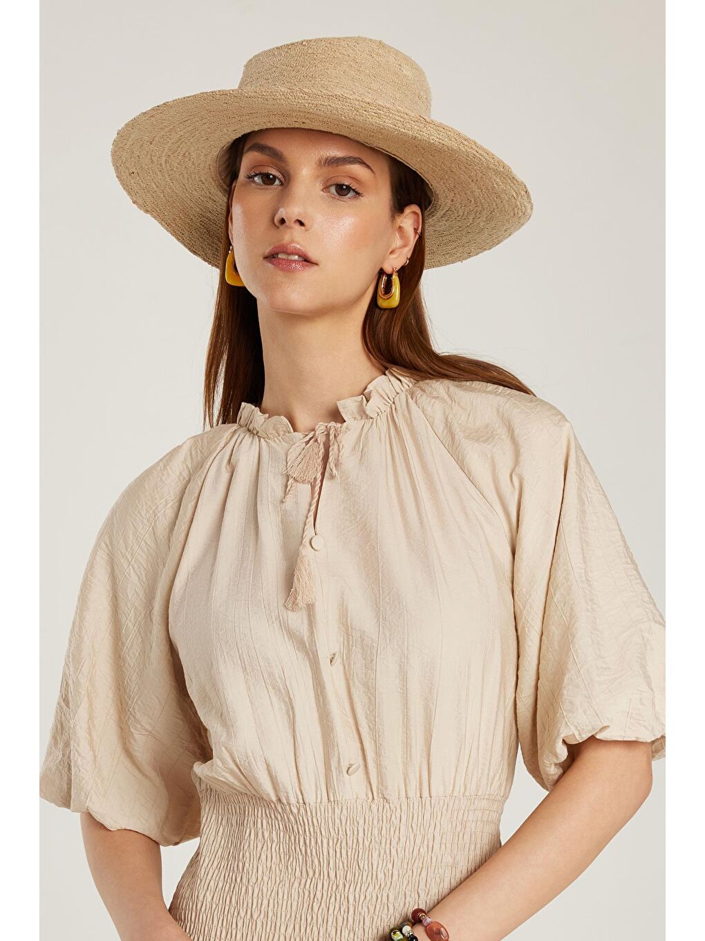 Kadın Standart Fit Beli Lastikli Paraşüt Kumaş Kısa Kollu V Yaka Midi Boy Bej Elbise-1